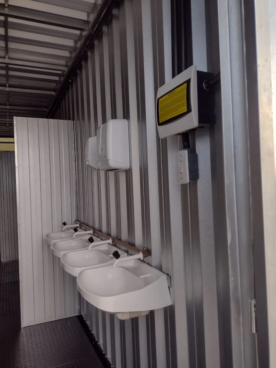 Interior de container banheiro com pias