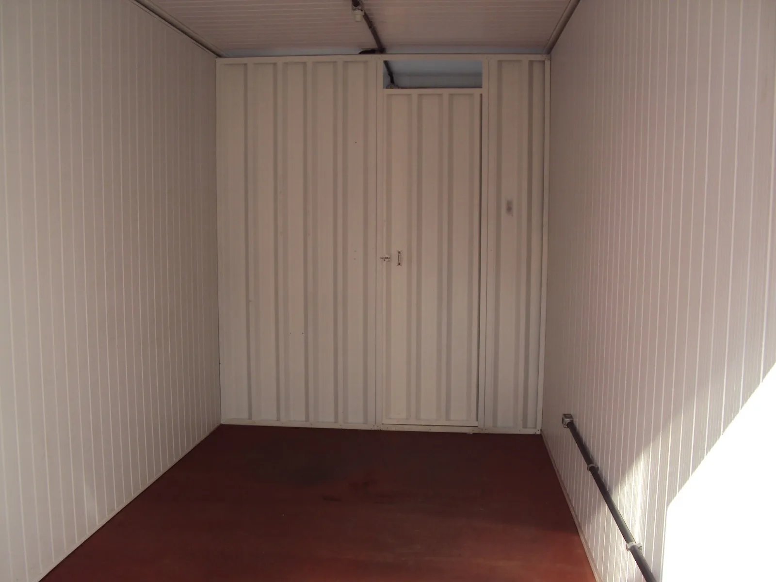 Interior de container com divisória e porta