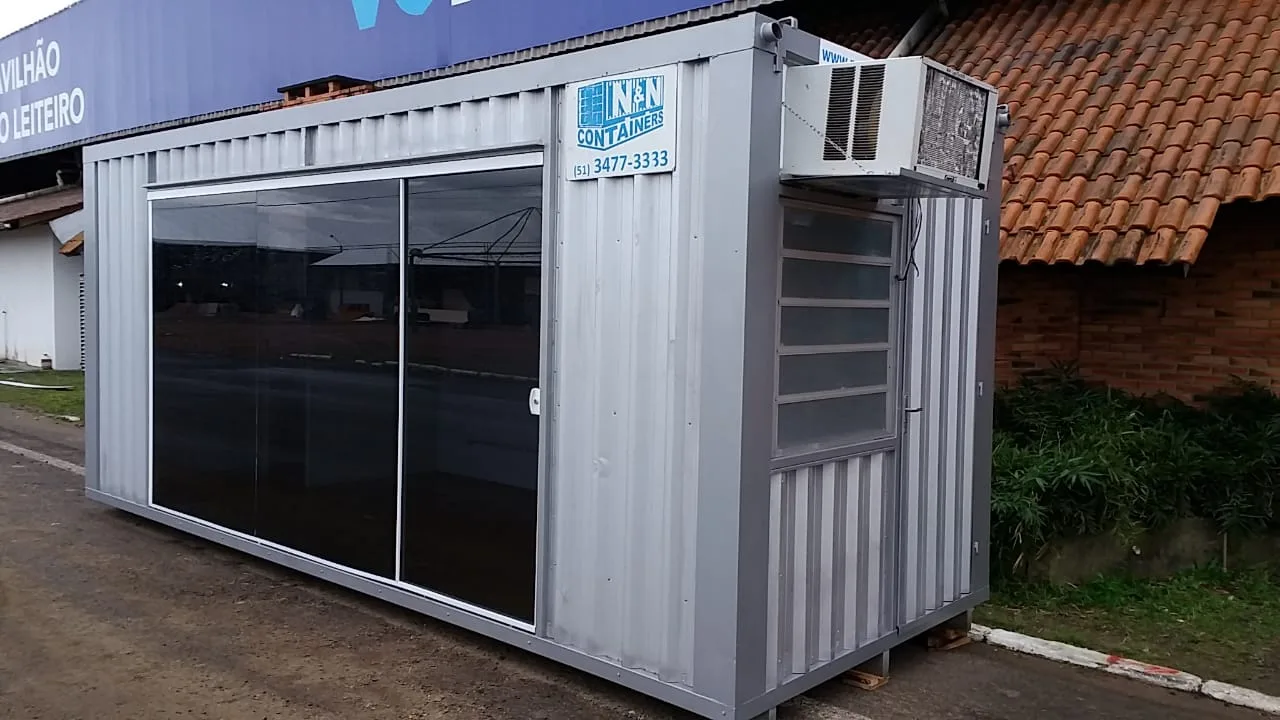 Container N&N com fachada de vidro e ar-condicionado